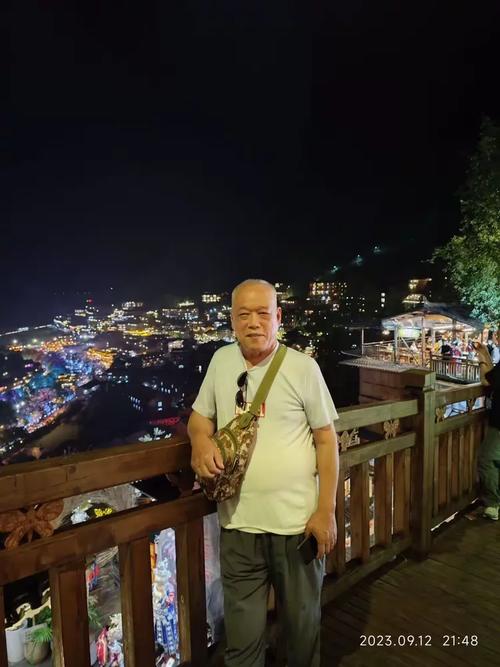 大家在皎洁月光,灿烂星辰陪伴下,惬意中被阵阵柔和秋风拂面,闲庭信步